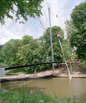 838689 Gezicht op het installeren van de overspanning van de nieuwe voetgangersbrug (Martinusbrug) over de ...